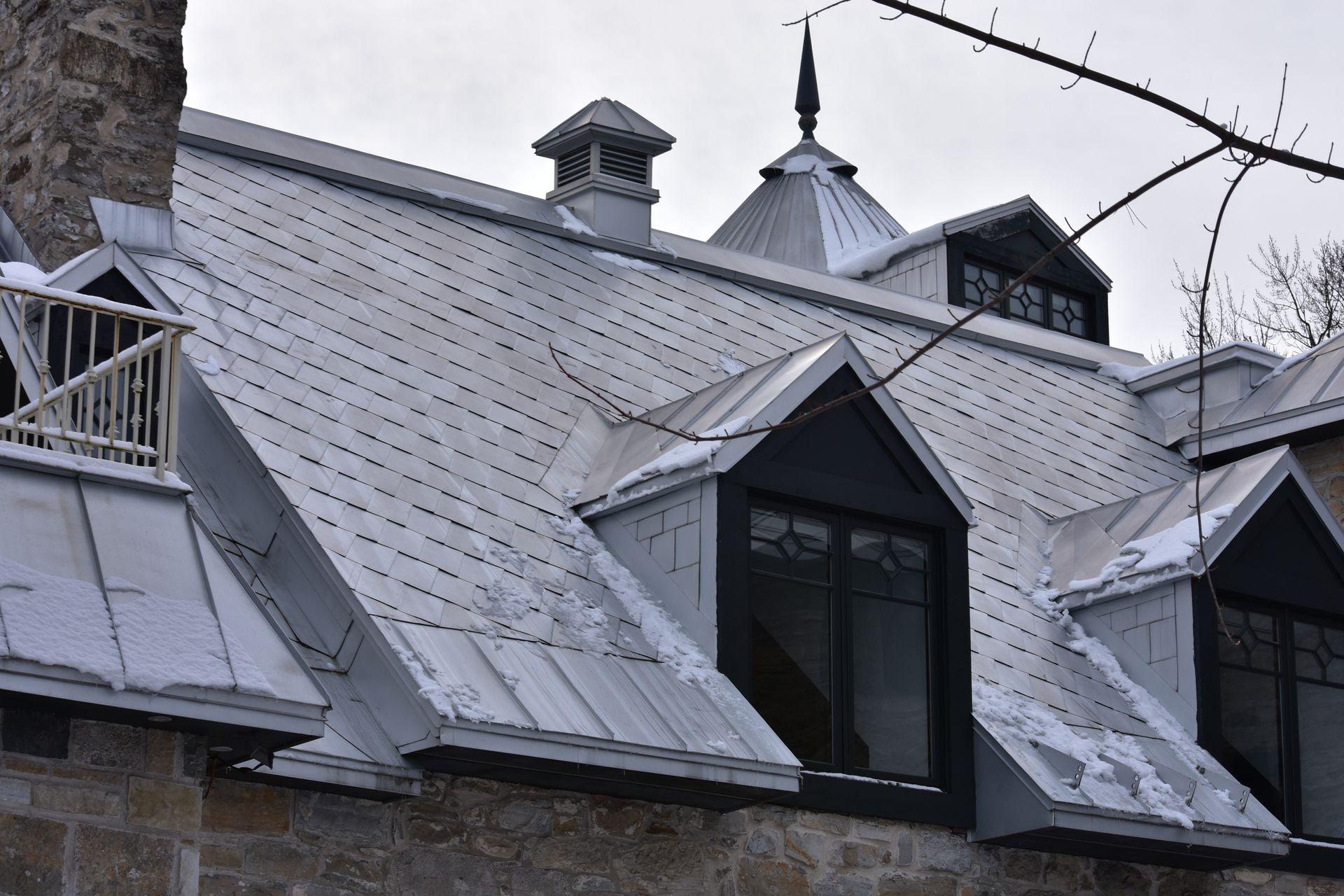 Toiture mansardée à la canadienne avec lucarnes en hiver — écailles métalliques à plat